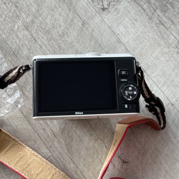 SOLD. Nikon 1 J3 camera - Picture 3 of 5